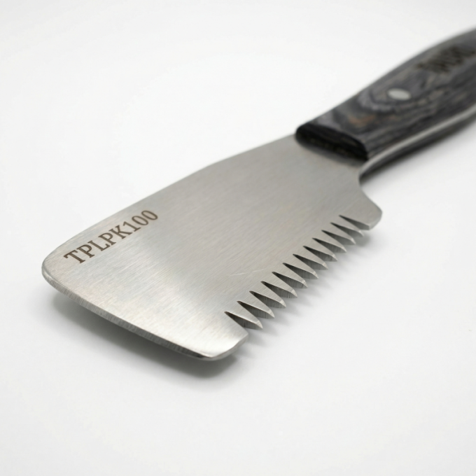 stripping knife with coarse teeth and wooden handle - 3