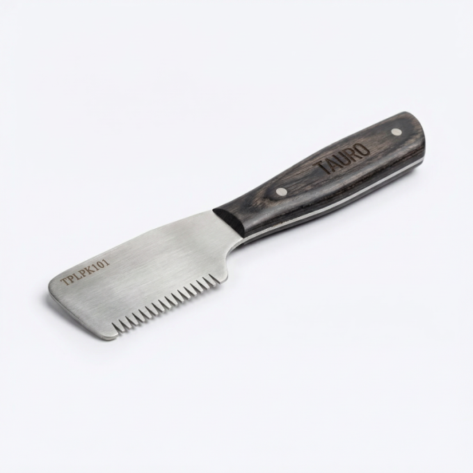 stripping knife with fine teeth and wooden handle - 1